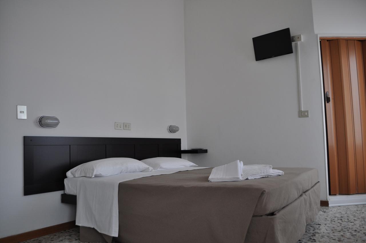 Hotel Urano Cattolica Esterno foto